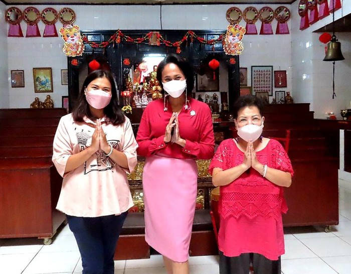 Kunjungi Vihara Jelang Imlek, Legislator Christina Bawa Pesan Persaudaraan